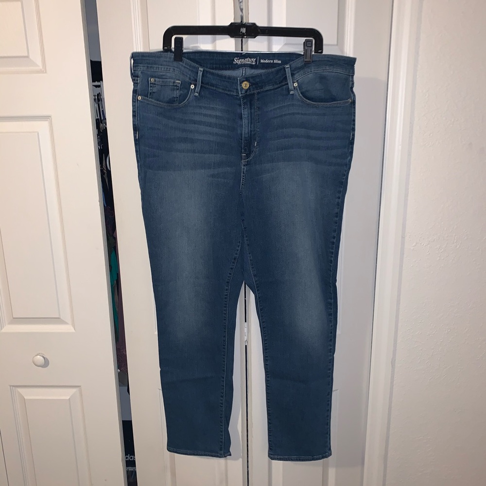 Signature by Levi Strauss Modern Slim Jeans